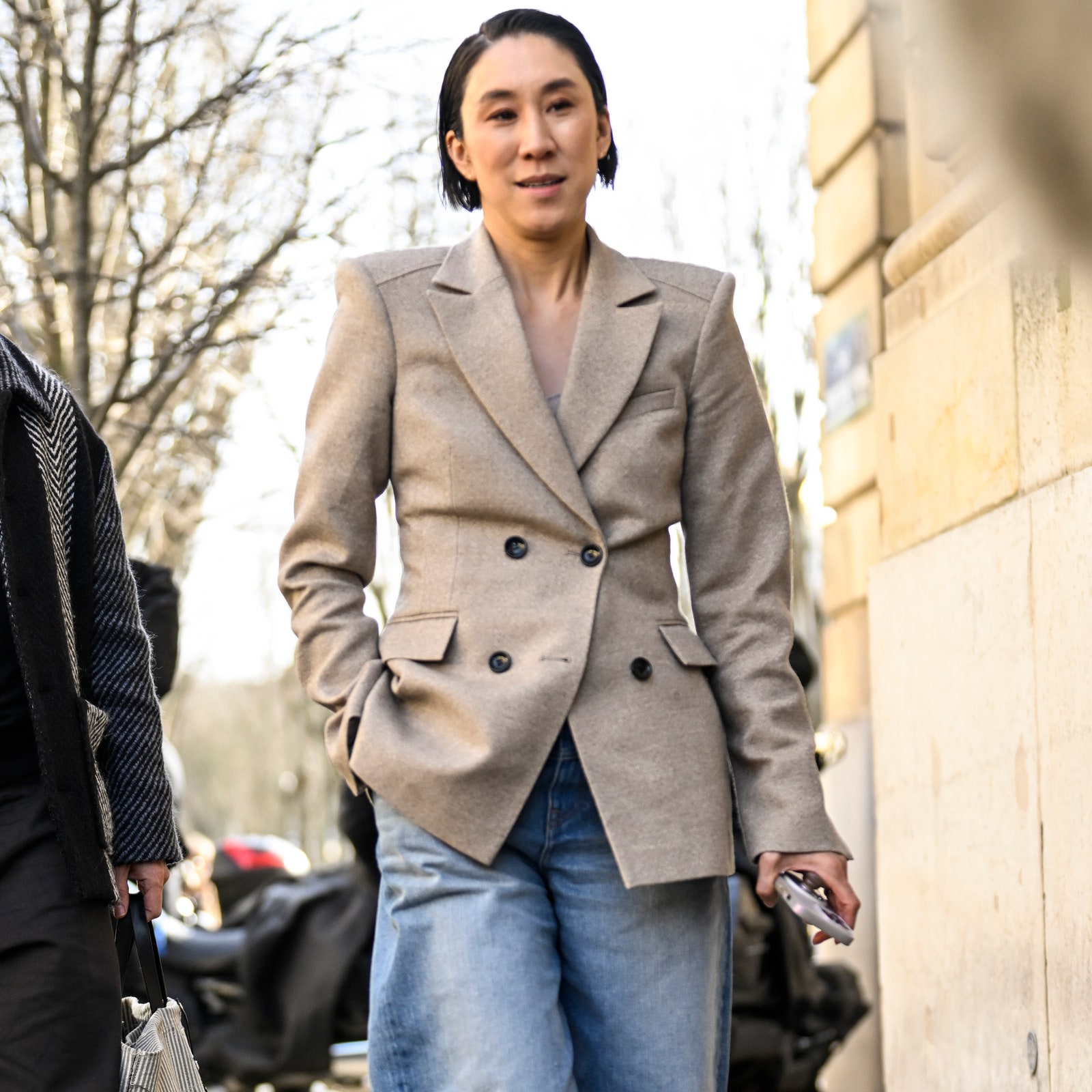 Beiger Blazer und Jeans kombinieren: 5 Büro-Looks zum Nachstylen im Sommer 2024