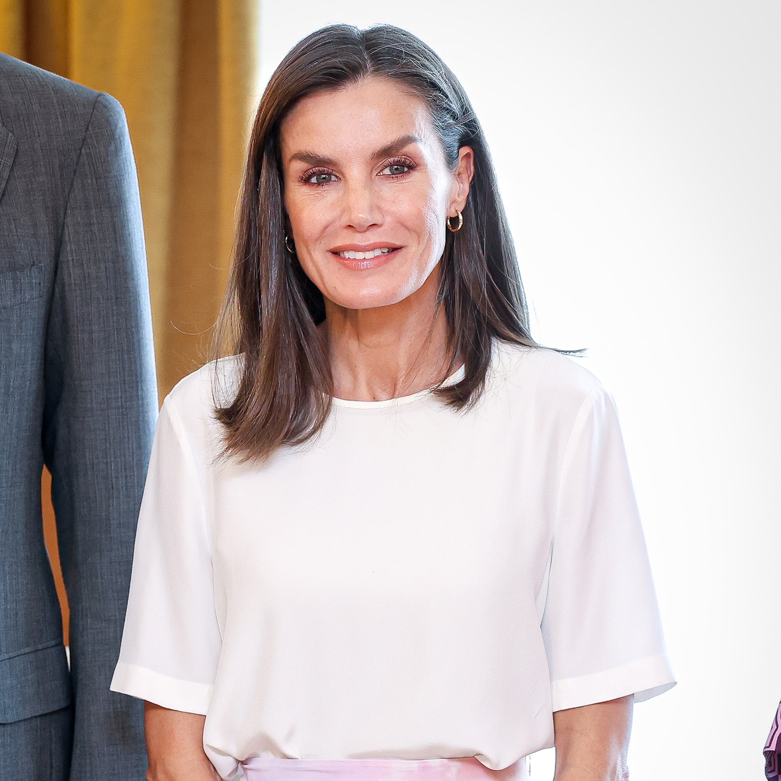 Königin Letizia: Mit plissiertem Midirock und Sandalen mit Zehenring zeigt sie einen vielseitigen Look für den Sommer 2024