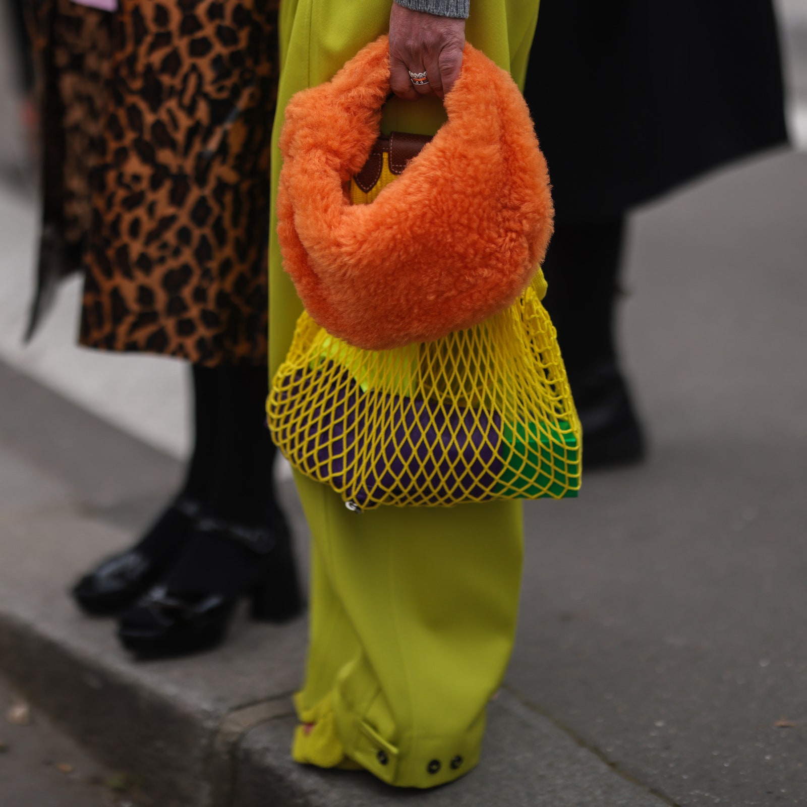 Netztaschen bleiben im Trend &#8211; und wir verraten, welche Farben Sie diesen Sommer tragen sollten