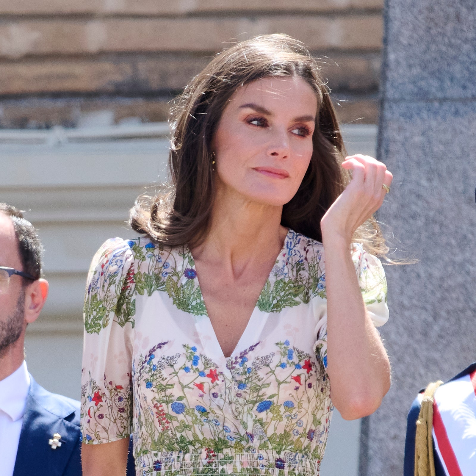 Königin Letizia: Zum romantischen Blumenkleid setzt sie jetzt auf Sandalen in der Trendfarbe Gold