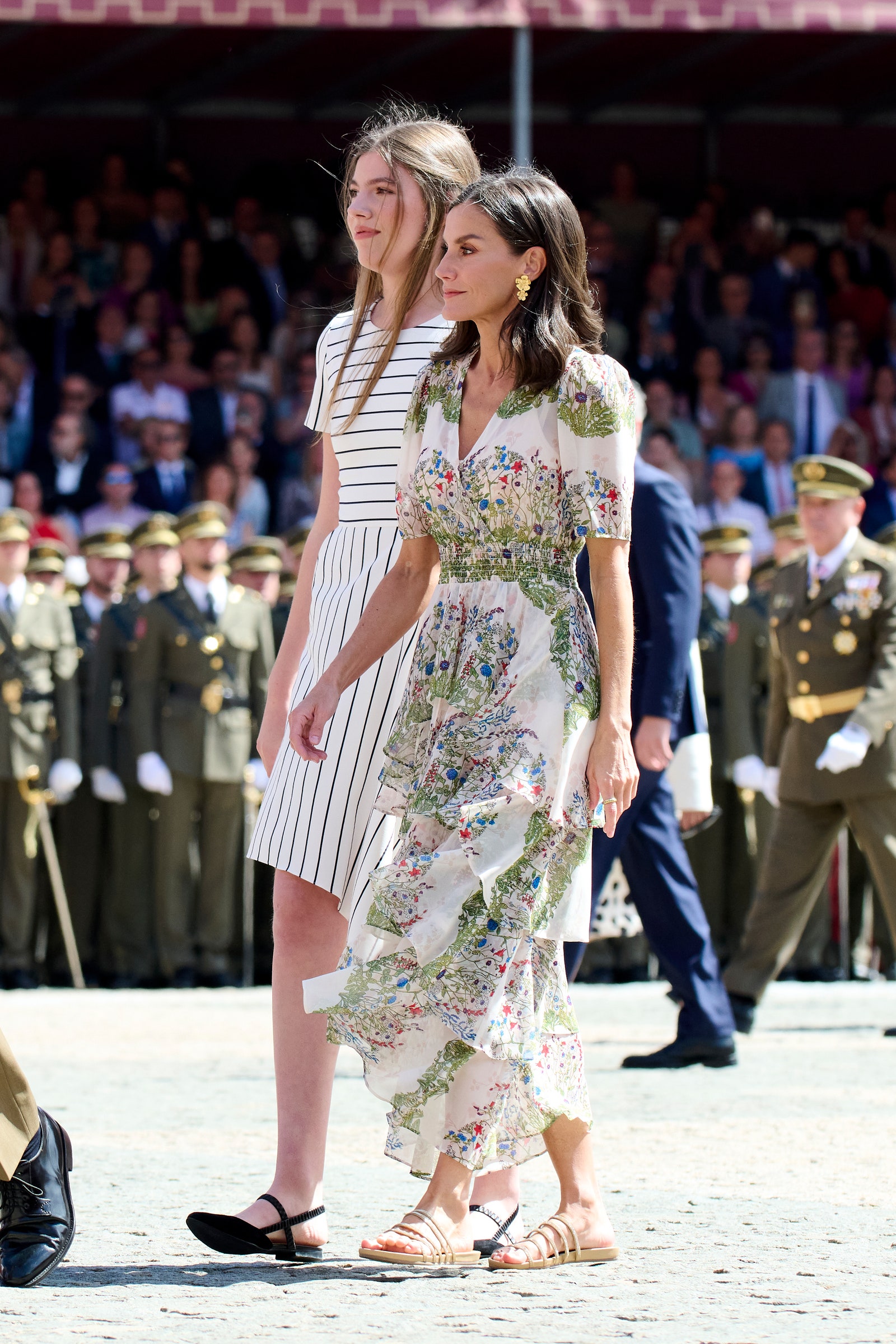 Königin Letizia von Spanien  begleitet von ihrer Tochter Prinzessin Sofía  bei einem Event der Militärakademie von Saragossa