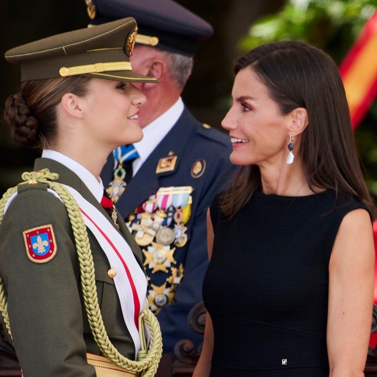 La reina Letizia lleva un vestido midi de Carolina Herrera en color negro y sandalias de tacón de tiras para acompañar a su hija la princesa Leonor en la entrega de los cargos reales de empleo en la Escuela Militar Naval.