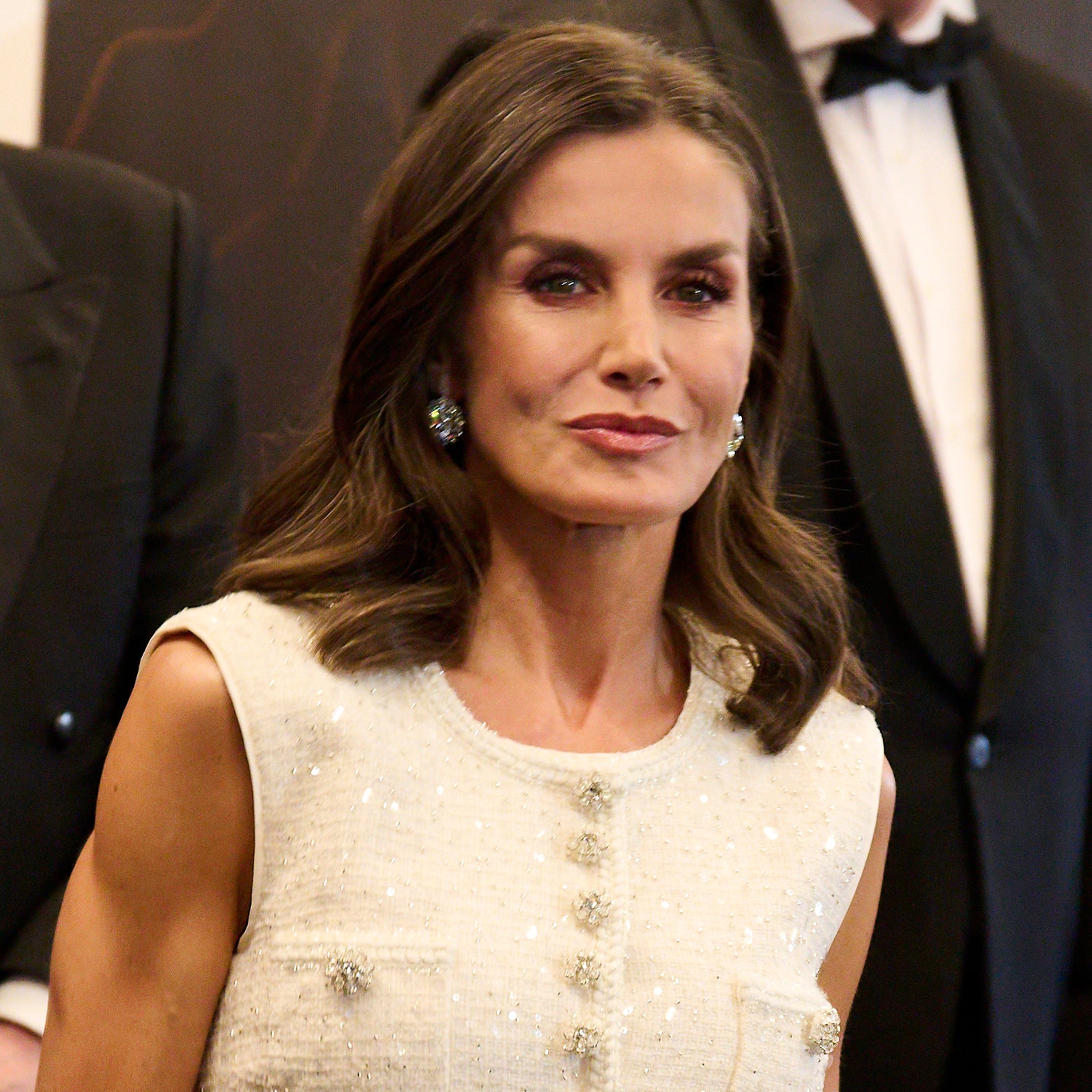 Auch Königin Letizia setzt jetzt auf Sandalen in der Trendfarbe Gold und zeigt, wie elegant der Metallic-Look aussehen kann