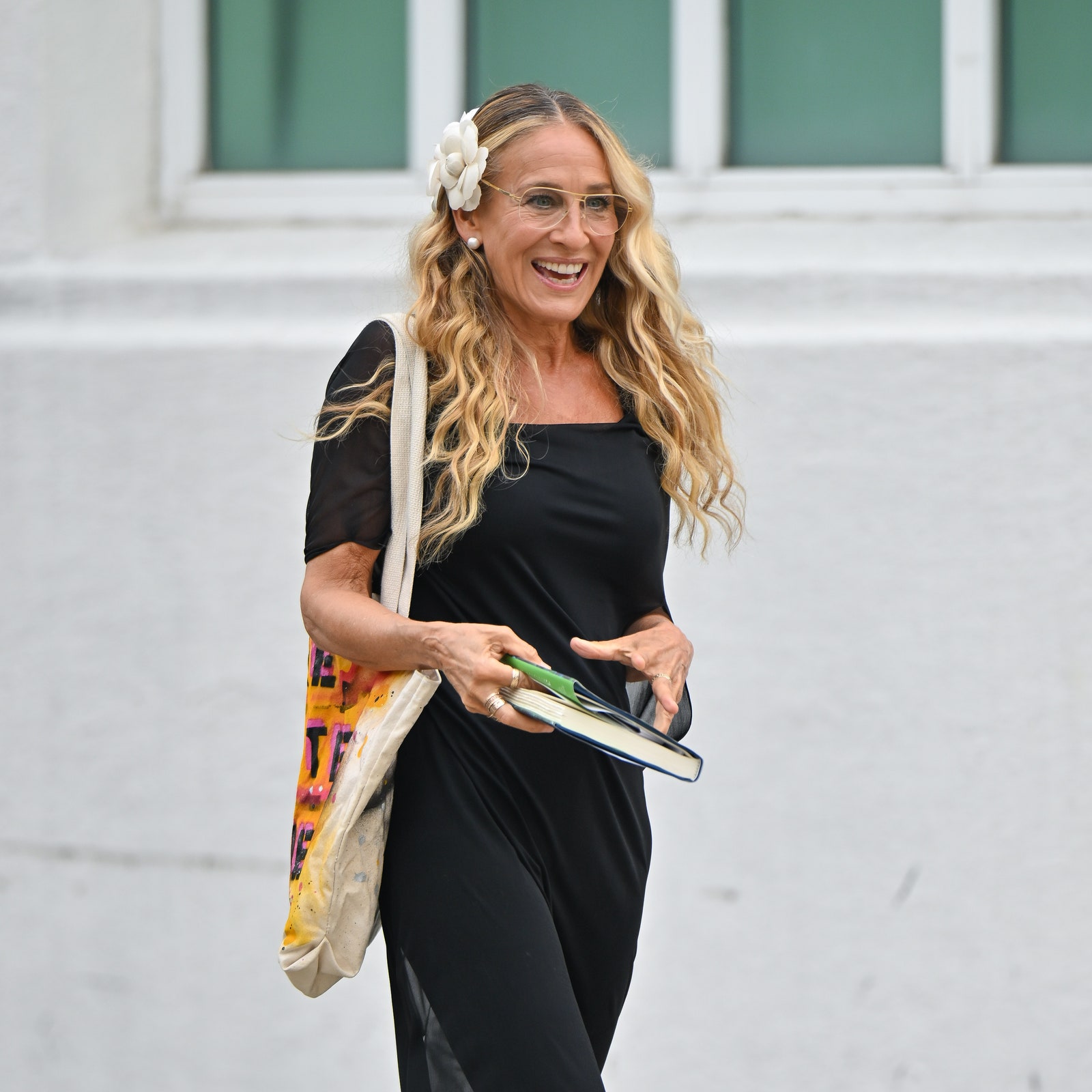 Leggings mit Clogs? Diese unerwartete Kombination ist im Sommer 2024 laut Carrie Bradshaw angesagt