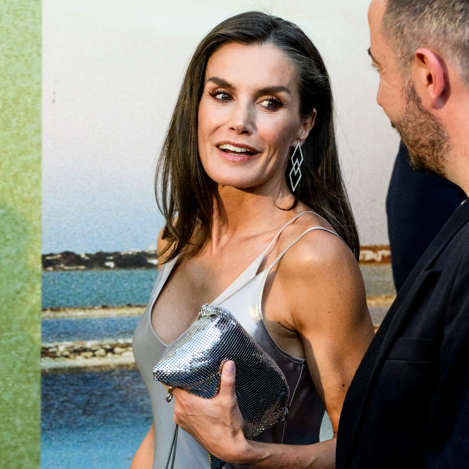 Königin Letizia überzeugt im stilvollen Slipdress &#8211; in dieser auffallenden Trendfarbe