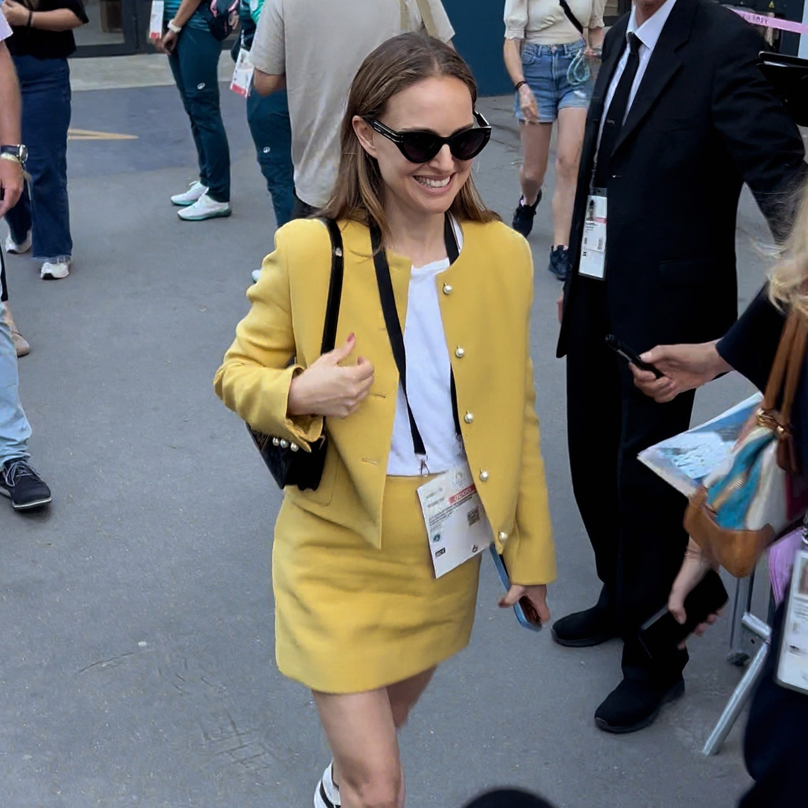 Natalie Portman setzt bei den Olympischen Spielen auf französische Eleganz &#8211; und die aktuelle Trendfarbe