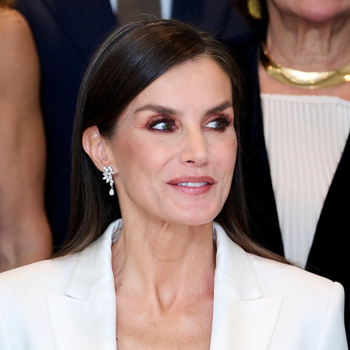 Königin Letizia weiß: Zu ihren grün-braunen Augen sehen Lidschatten und Eyeliner in dieser Trendfarbe besonders gut aus