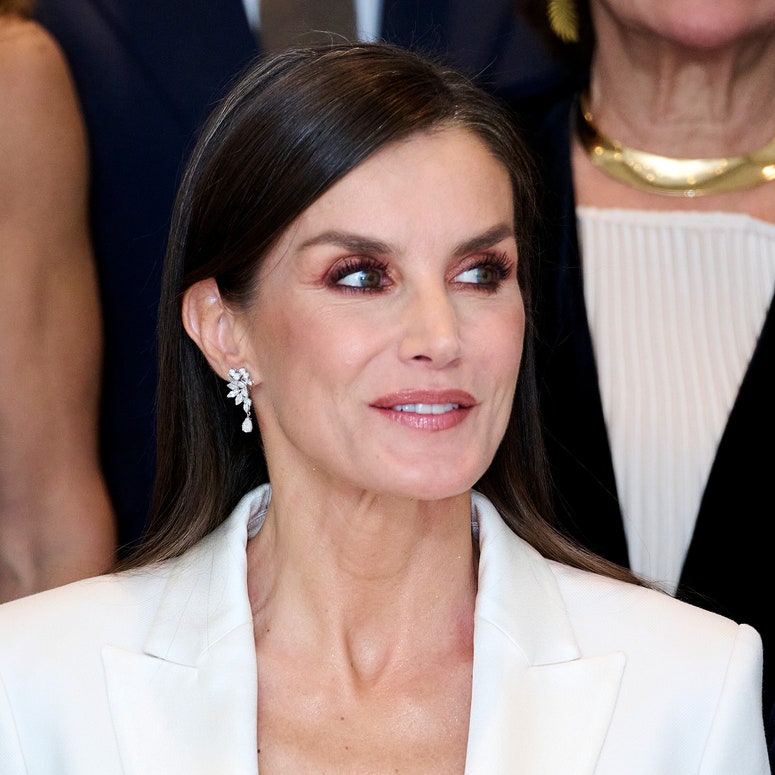 La reina Letizia con traje sastre blanco