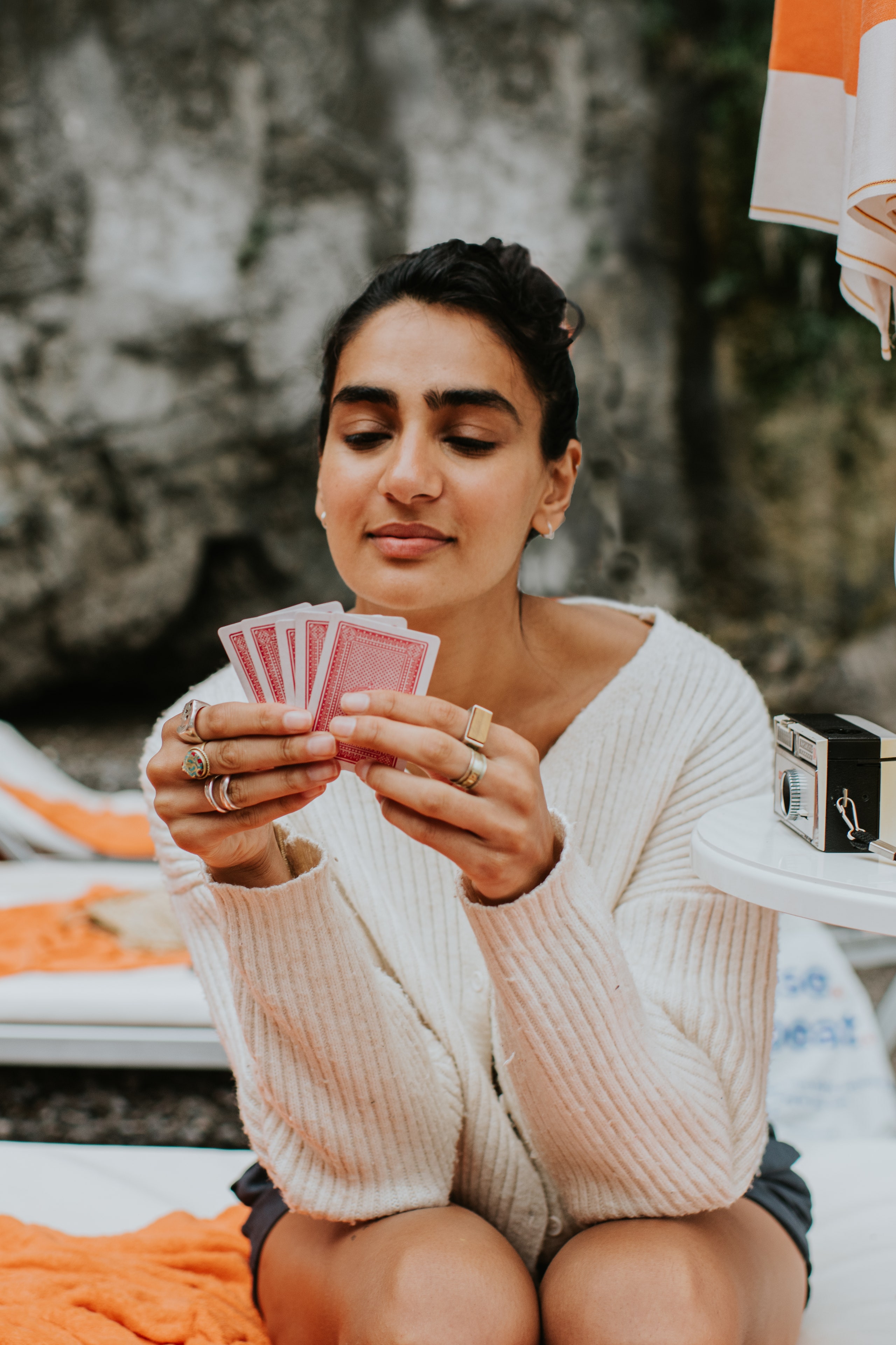 Frauen spielen Kartenspiel