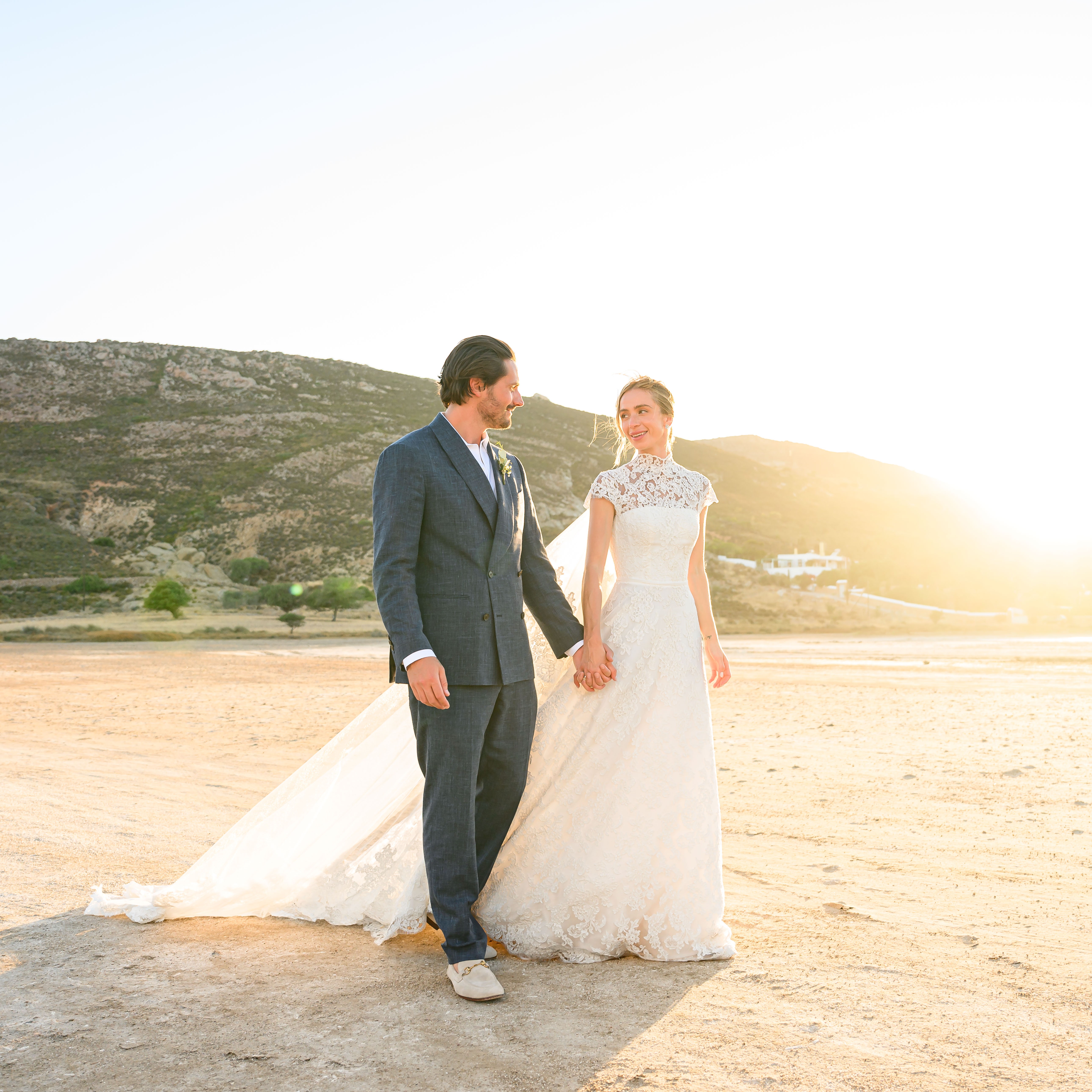 Hochzeit in Griechenland: Diese VOGUE-Redakteurin heiratete auf Patmos &#8211; und trug dabei ein Brautkleid mit Spitze im Stil von Grace Kelly