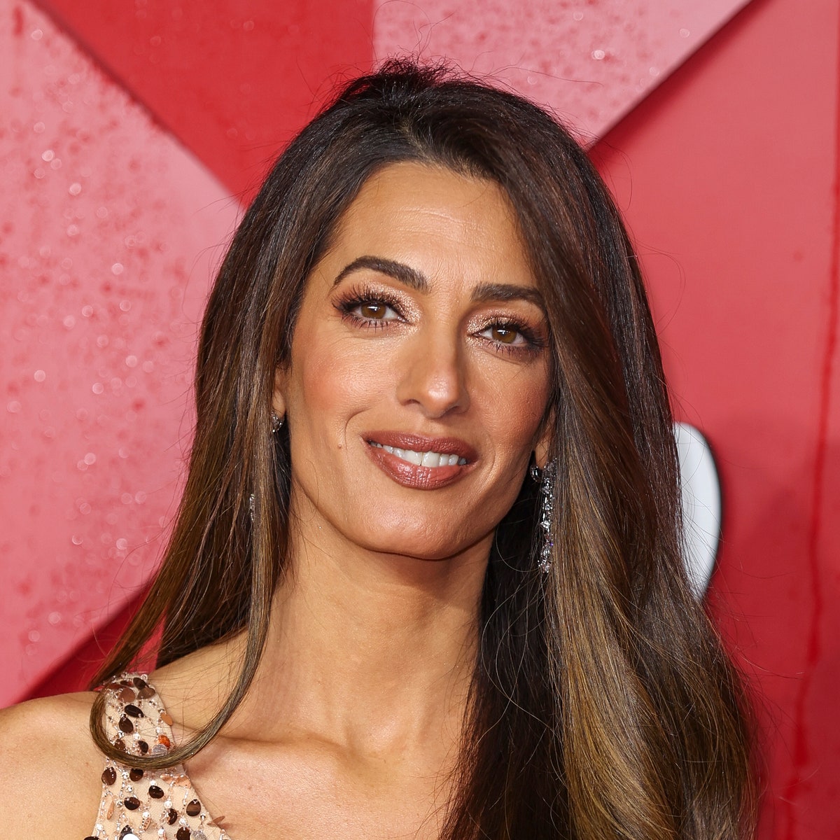 Amal Clooney: In Venedig präsentiert sie erstmals ihre neue Haarfarbe &#8211; und so gut steht ihr der neue Look