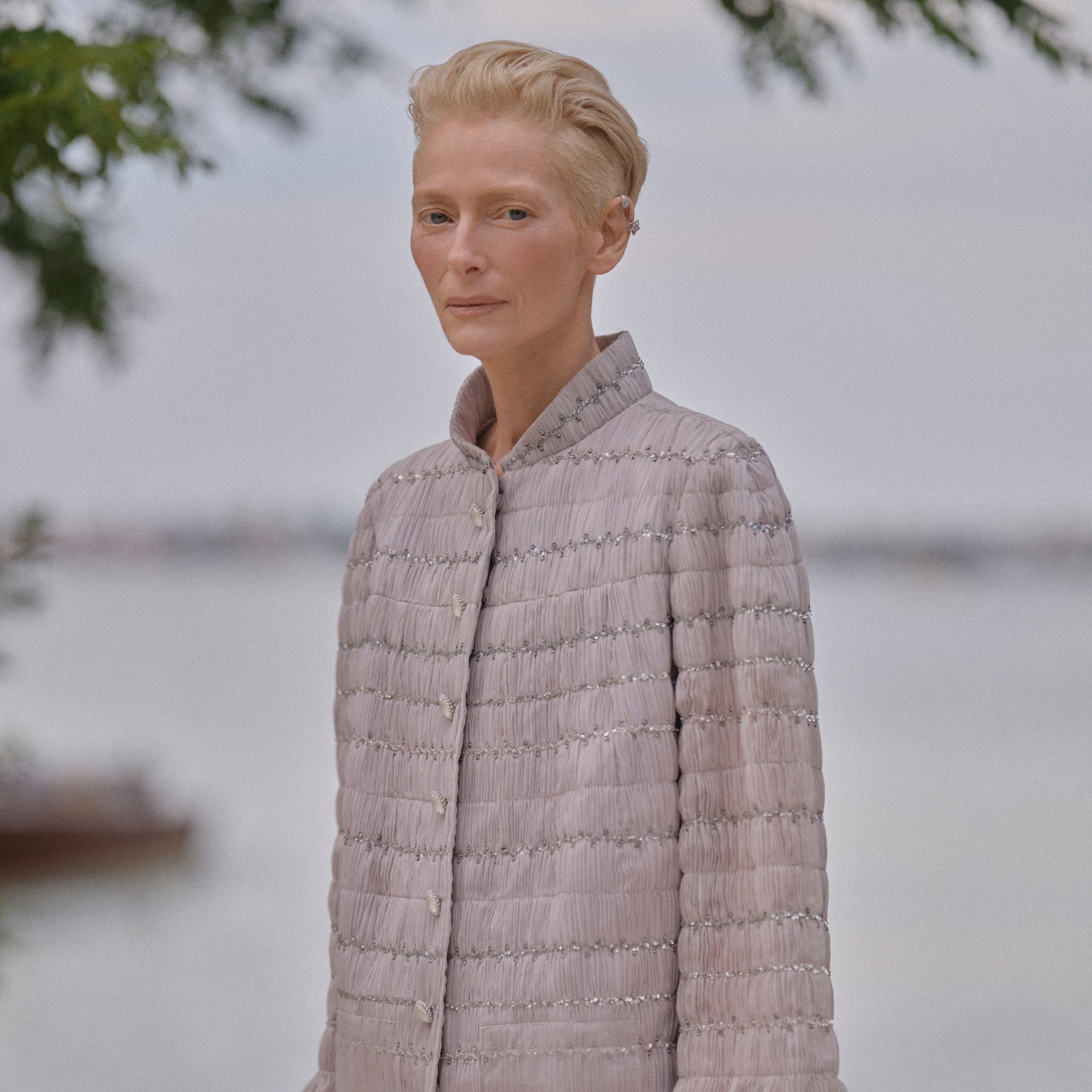 Tilda Swinton: In diesem ätherischen Mantel von Chanel stahl sie in Venedig allen die Show