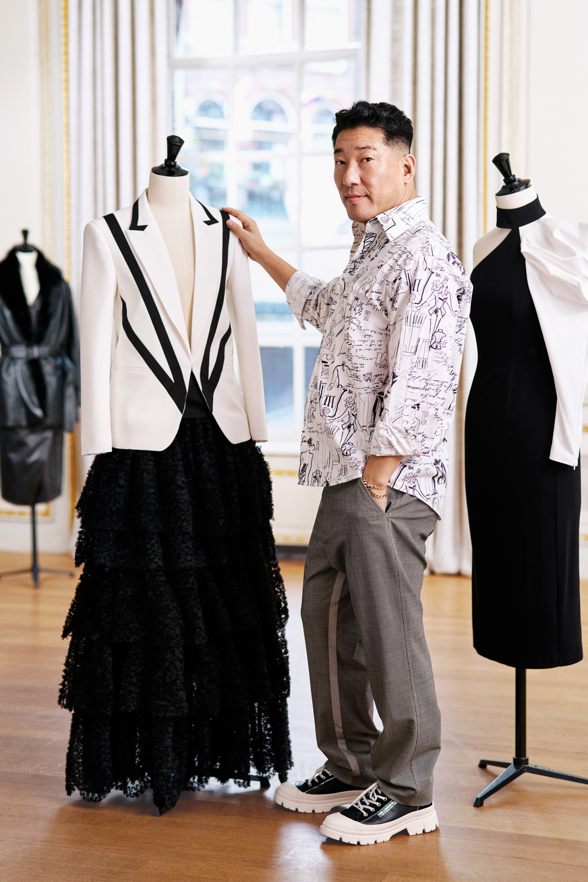 Karl LagerfeldCreative Director Hun Kim im VOGUEInterview Eigentlich ist es so als wäre er noch da denn ich arbeite...