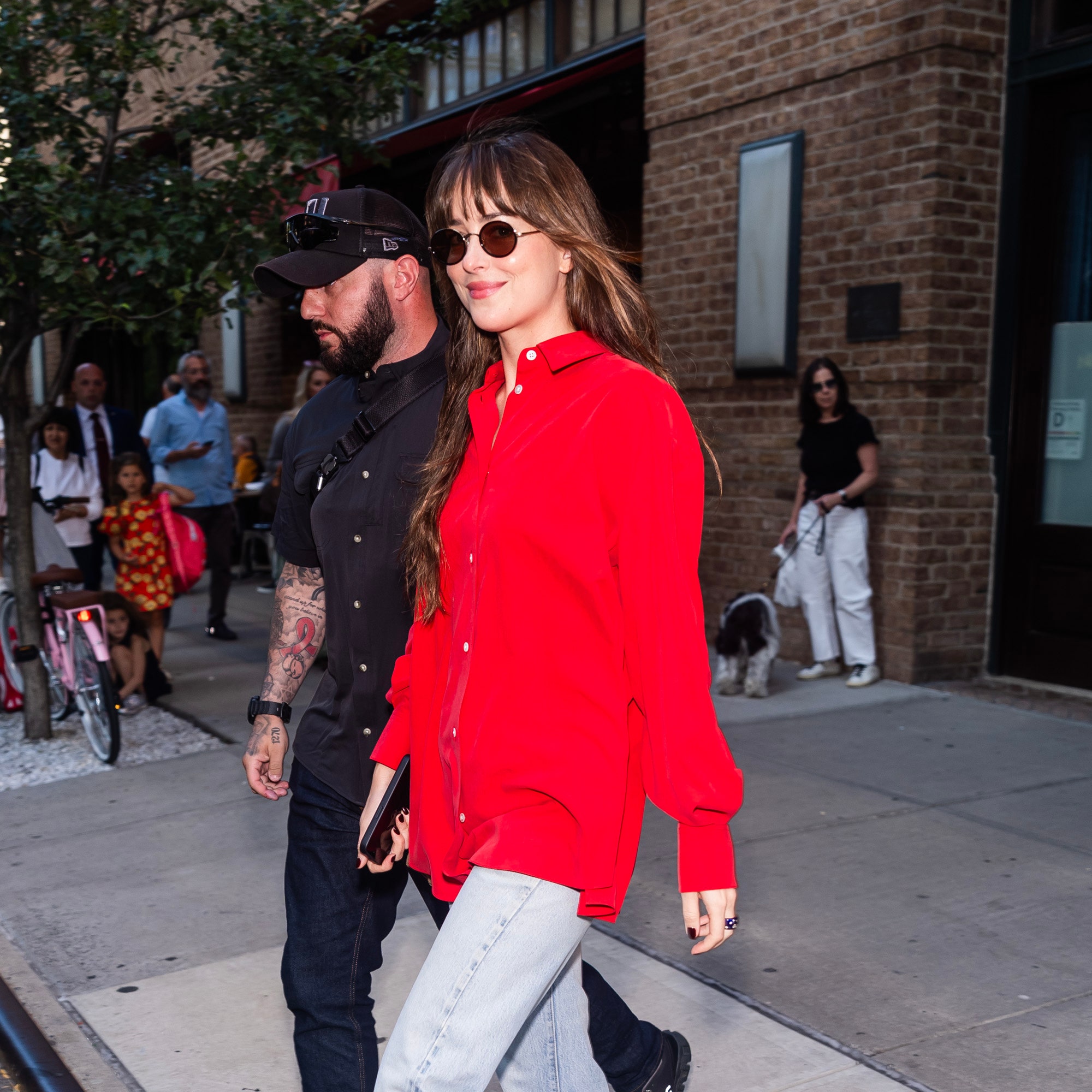 Dakota Johnson zeigt jetzt die coolste Art, schwarze Loafer im Herbst 2024 zu tragen