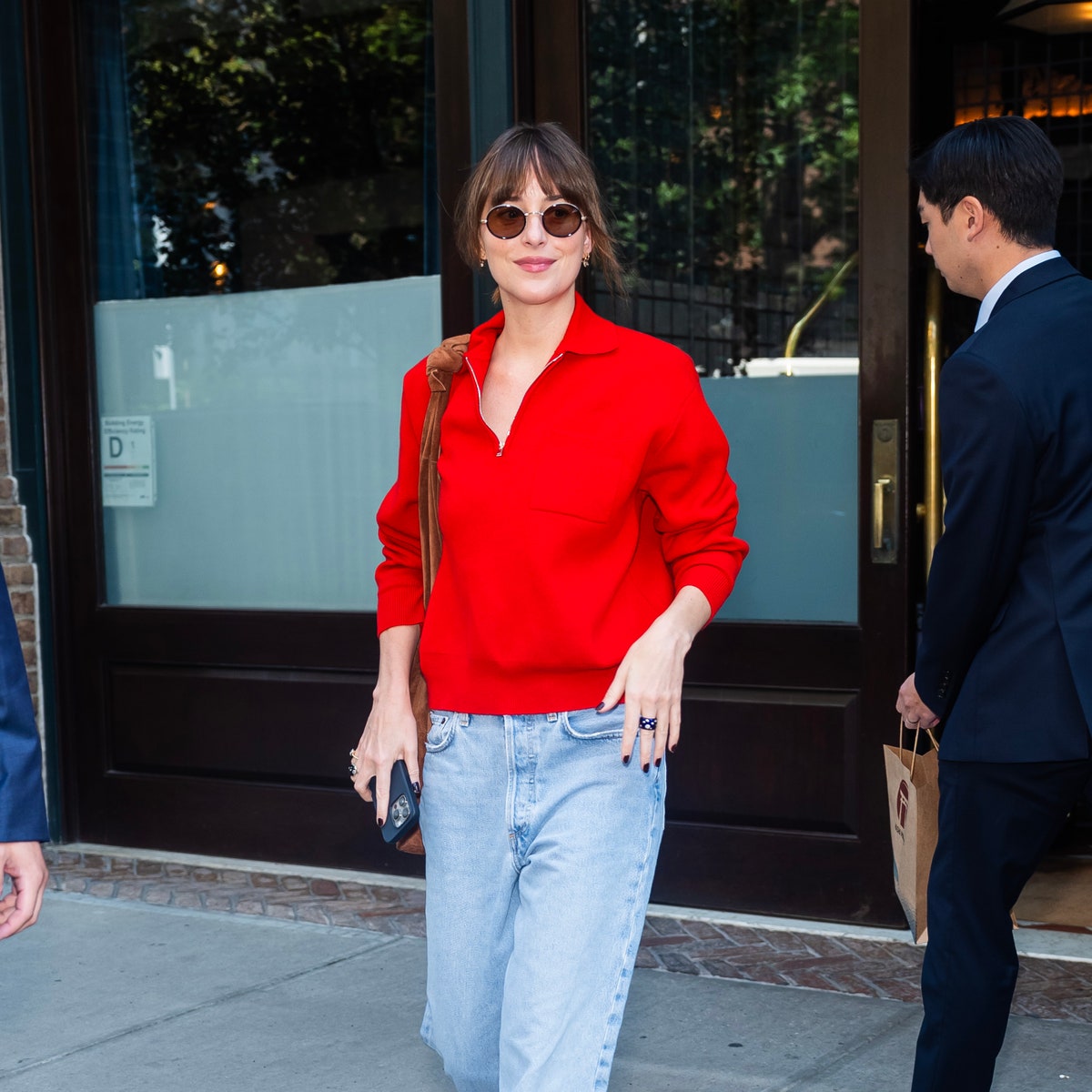 Dakota Johnson zeigt: Auf diese Pullover sollten Sie auch im Herbst 2024 setzen