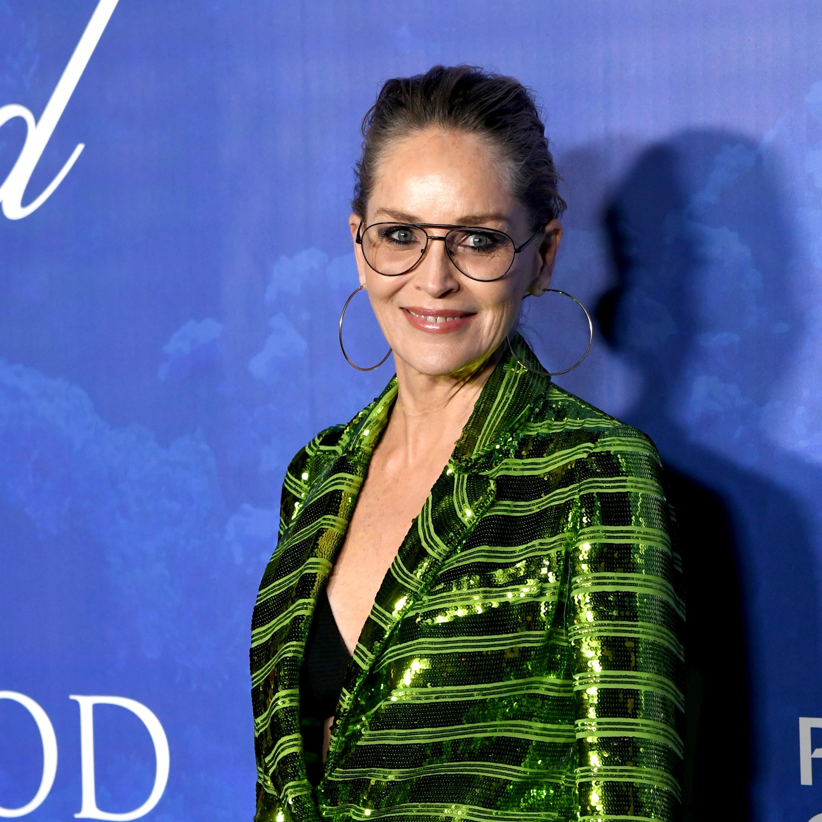 Sharon Stone apuesta por un original traje sastre 'made in Spain' en la Global Ocean Gala