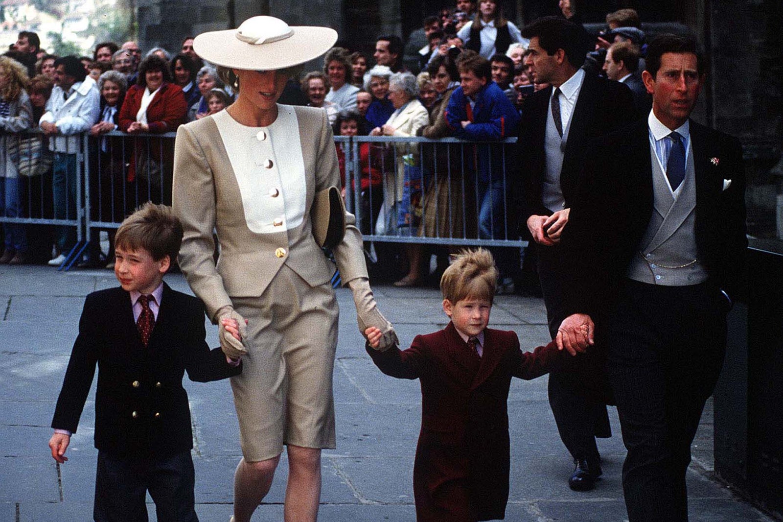 lady di look invitada de boda bermudas