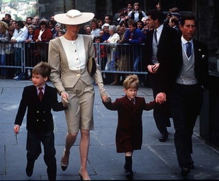 lady di look invitada de boda bermudas