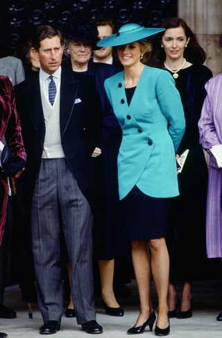 lady di look invitada de boda chaqueta turquesa catherine walker