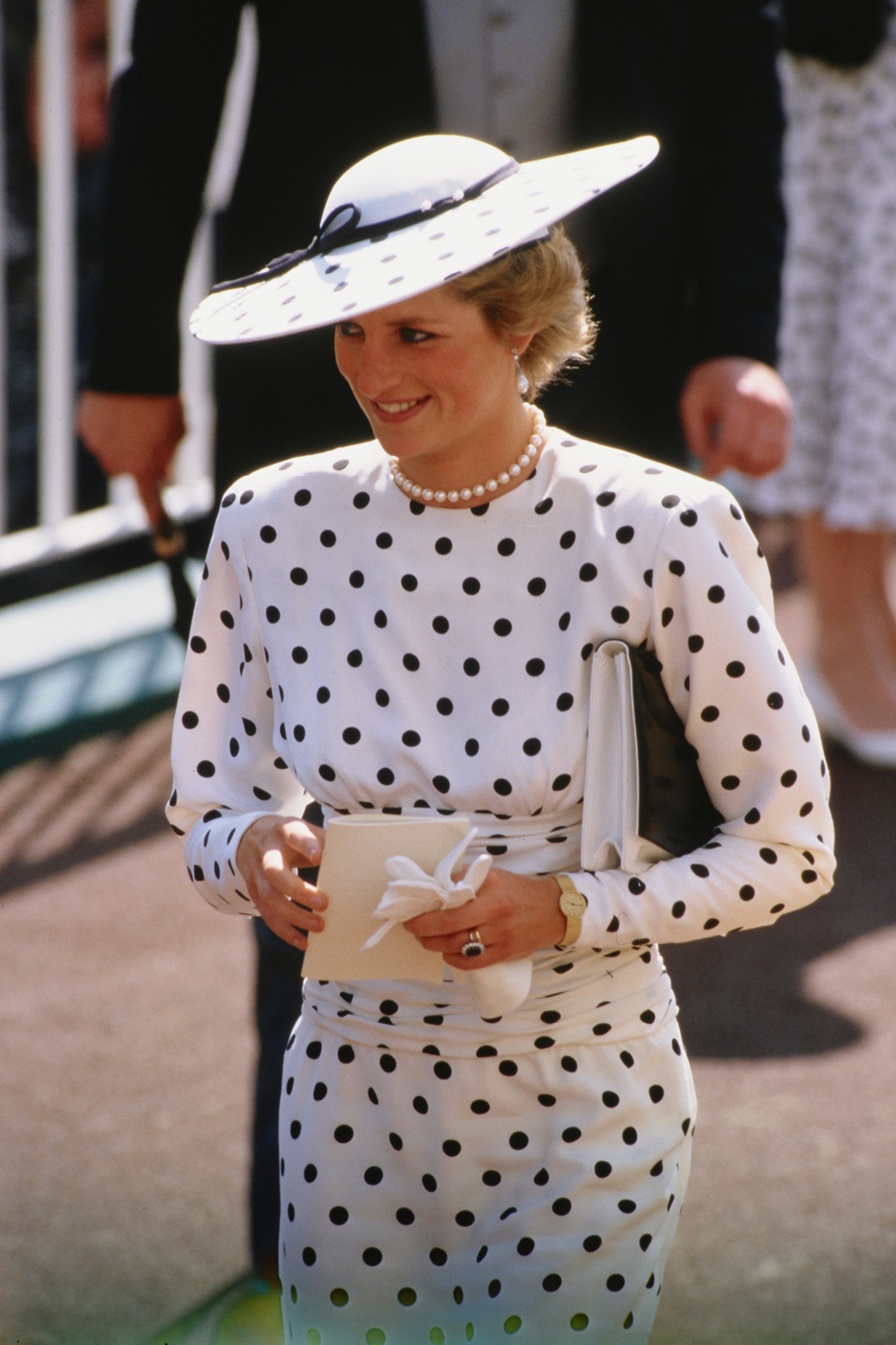 lady di vestido lunares blanco y negro