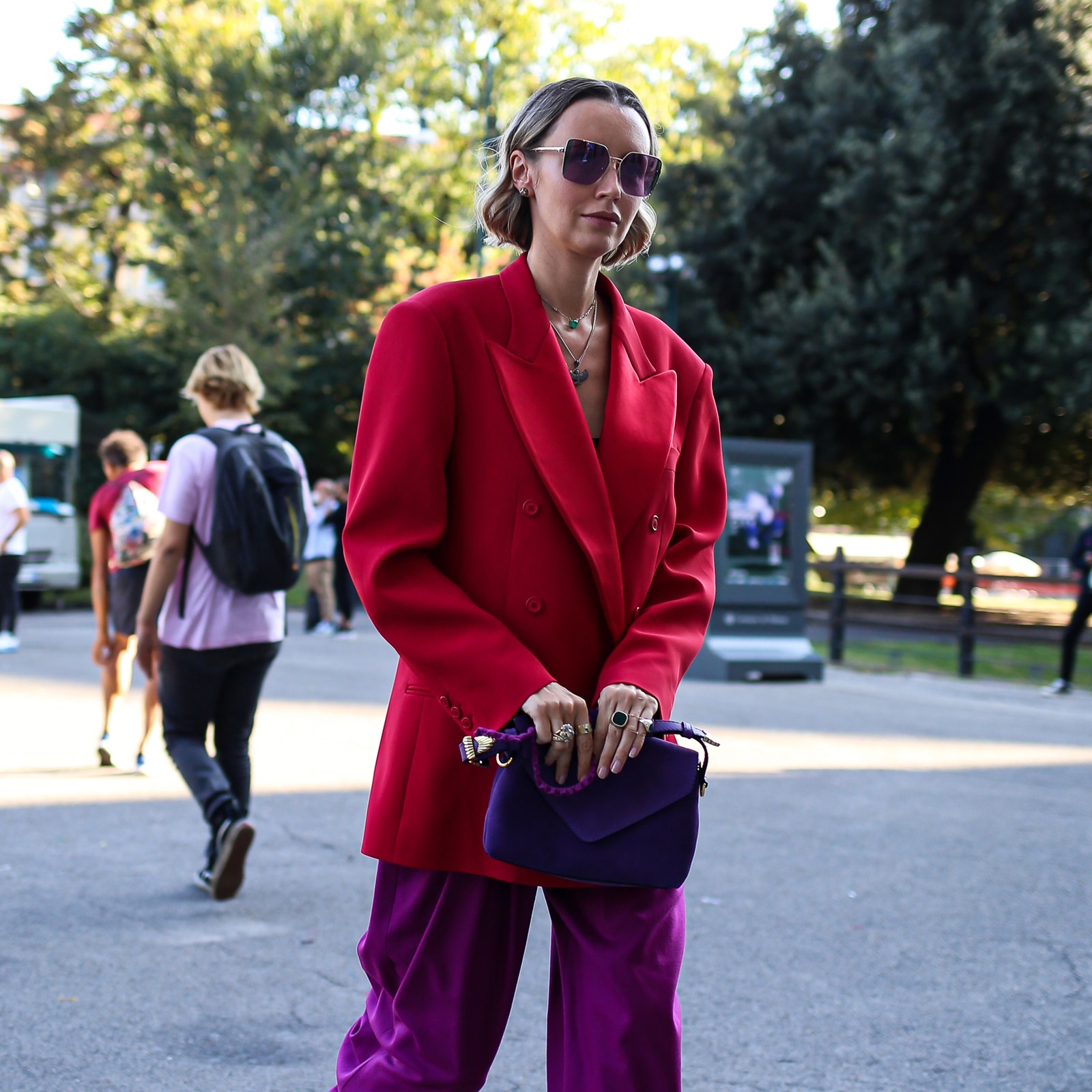 Morado y rojo: la combinación de colores más inesperada (y vista) del 'street style'