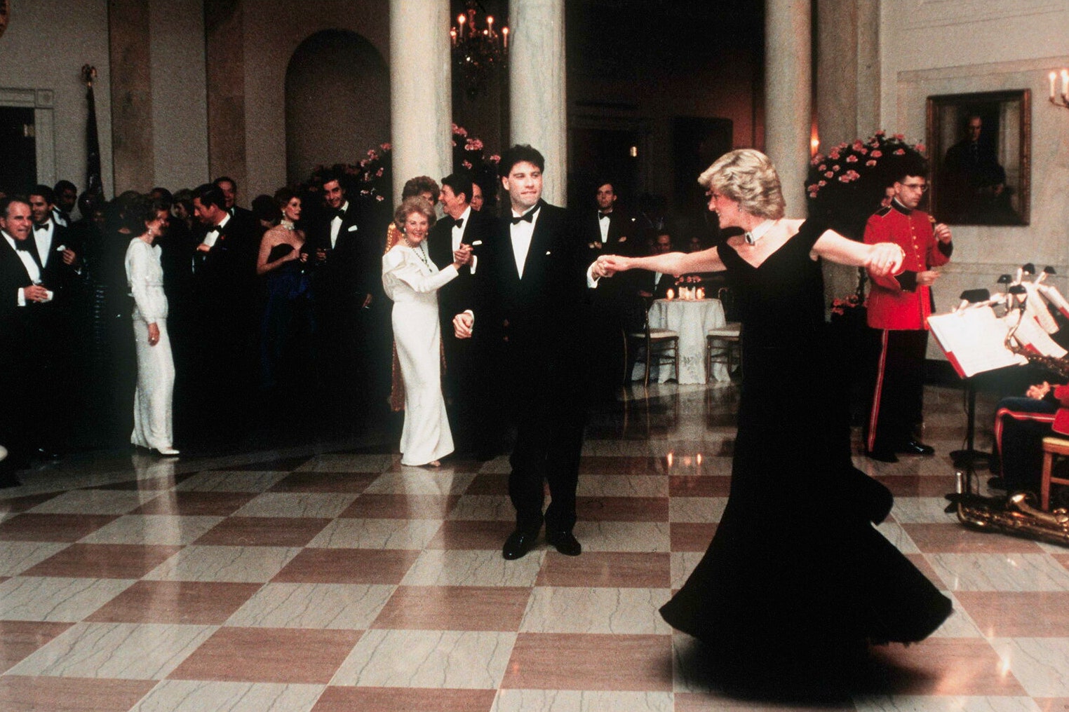 Lady Di bailando con John Travolta en la Casa Blanca en 1985 con azul oscuro de terciopelo de Victor Edelstein