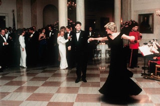 Lady Di bailando con John Travolta en la Casa Blanca en 1985 con azul oscuro de terciopelo de Victor Edelstein