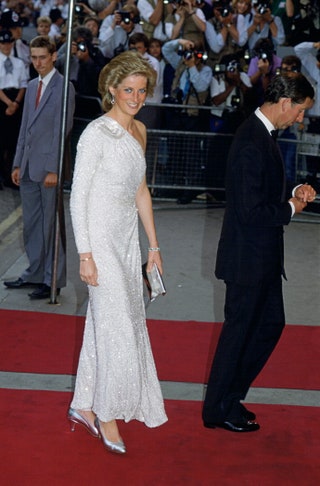 Lady Di en 1983 en el estreno de 'Octopussy' con vestido asimtrico con aplicaciones brillantes de Hachi.