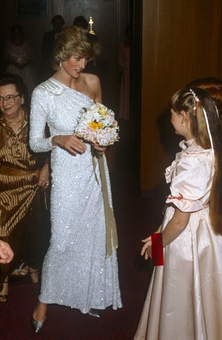 Diana con un vestido asimtrico blanco de Hachi en 1983.