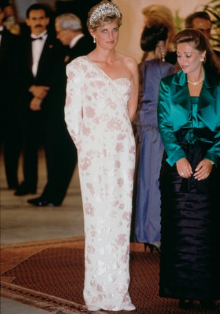 Lady Di con un vestido asimtrico de flores en 1991