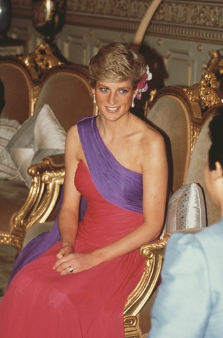 Lady Di con uno de los vestidos asimtricos que le hizo Catherine Walker en Tailandia