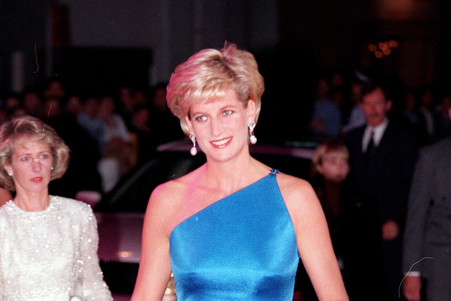 lady di con un vestido asimétrico azul de Versace