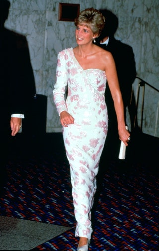 Lady Di con un vestido asimtrico de Catherine Walker