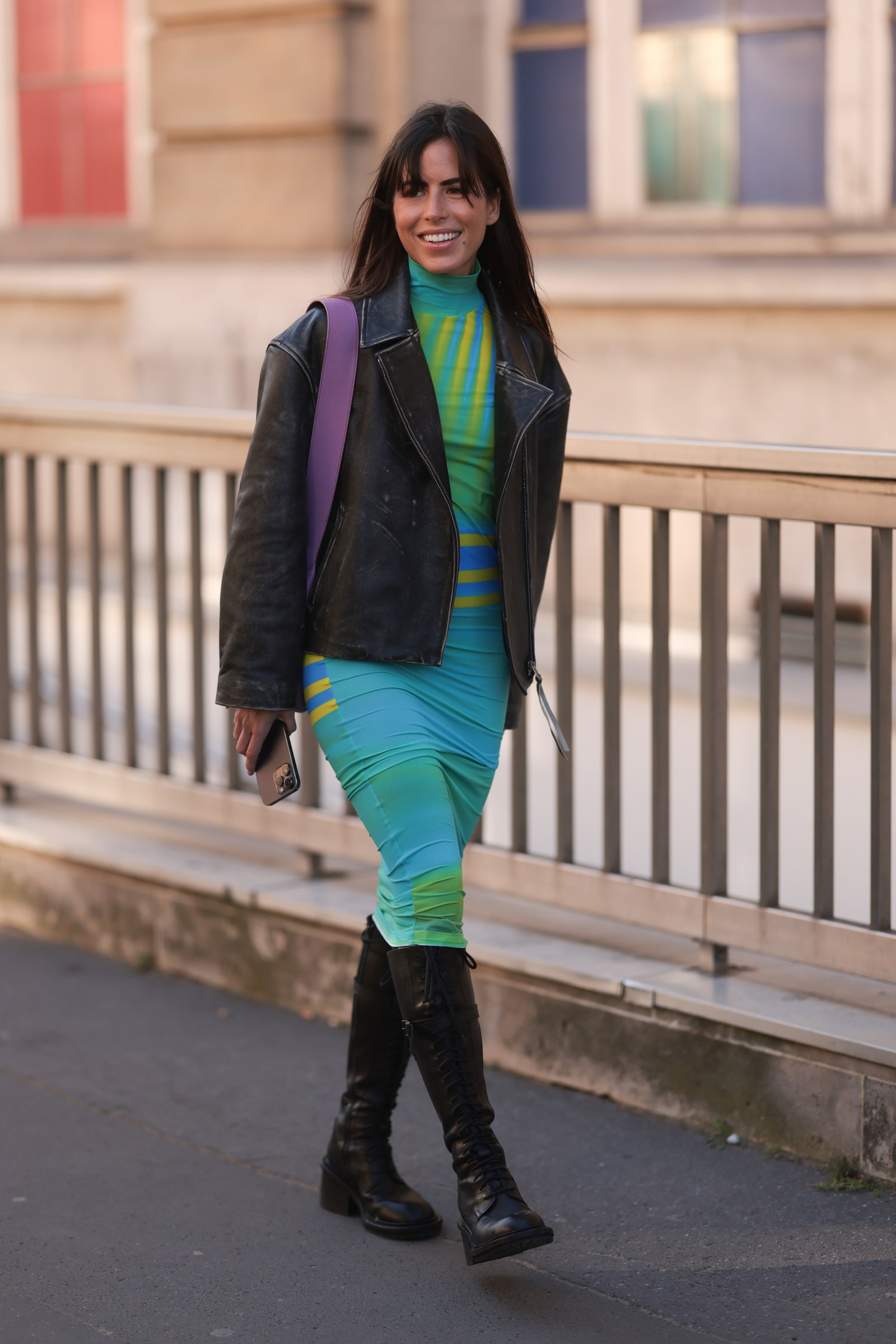 Nina Urgell el pasado marzo en París con un vestido de efecto arrugado en un look todavía invernal.