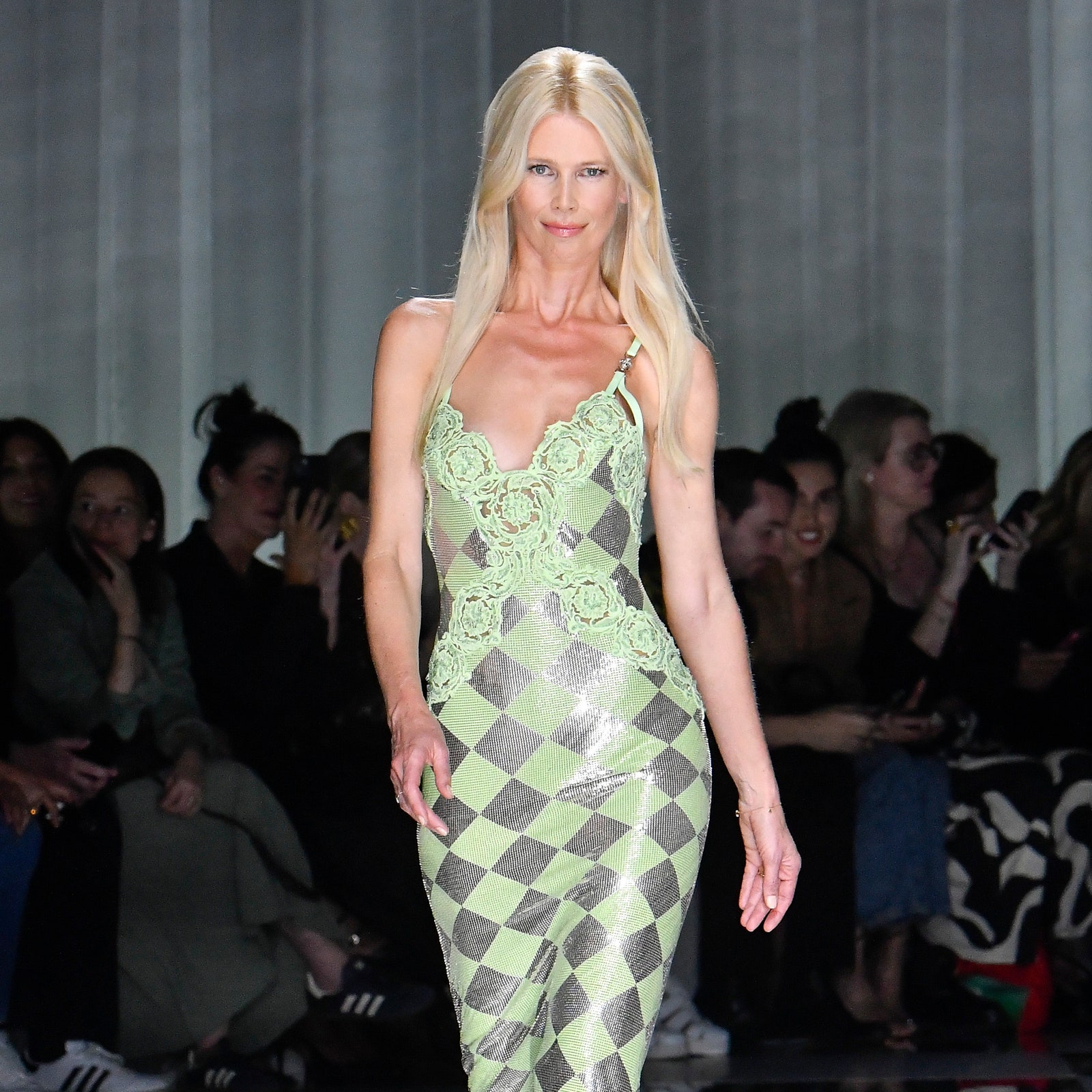 Claudia Schiffer regresa a la pasarela con Versace