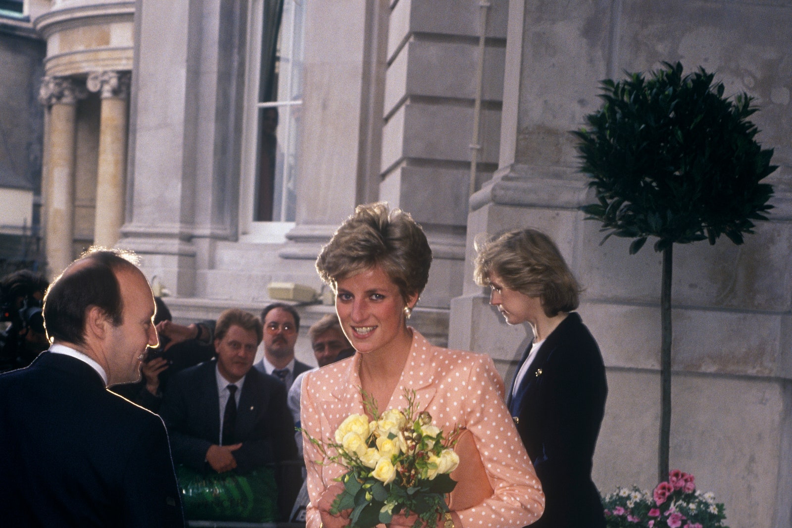 Lady di con un vestido 'peach fuzz'