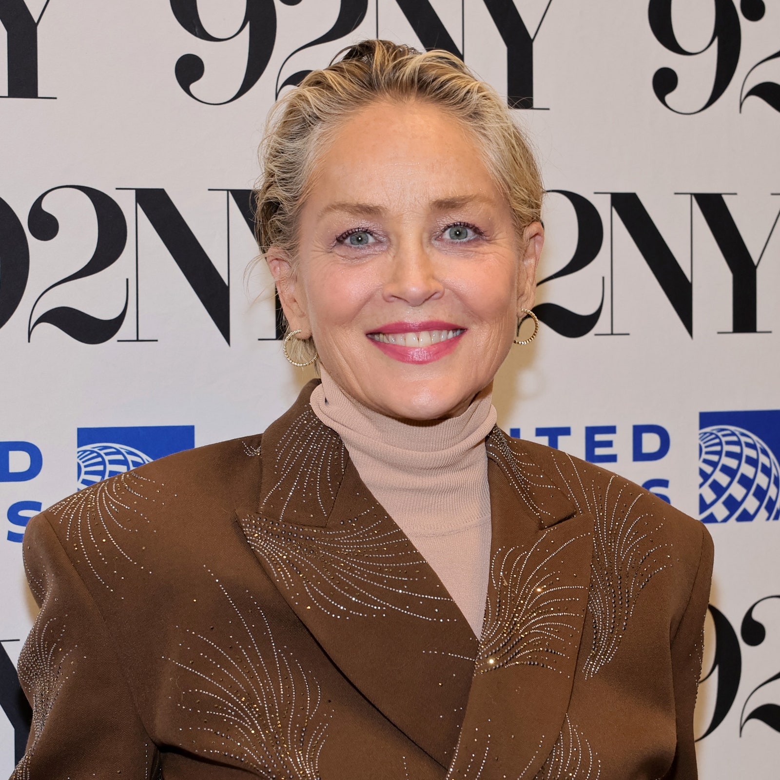 Sharon Stone ha lucido el color de zapatos de fiesta perfecto para las que no quieren ir como las demás estas navidades