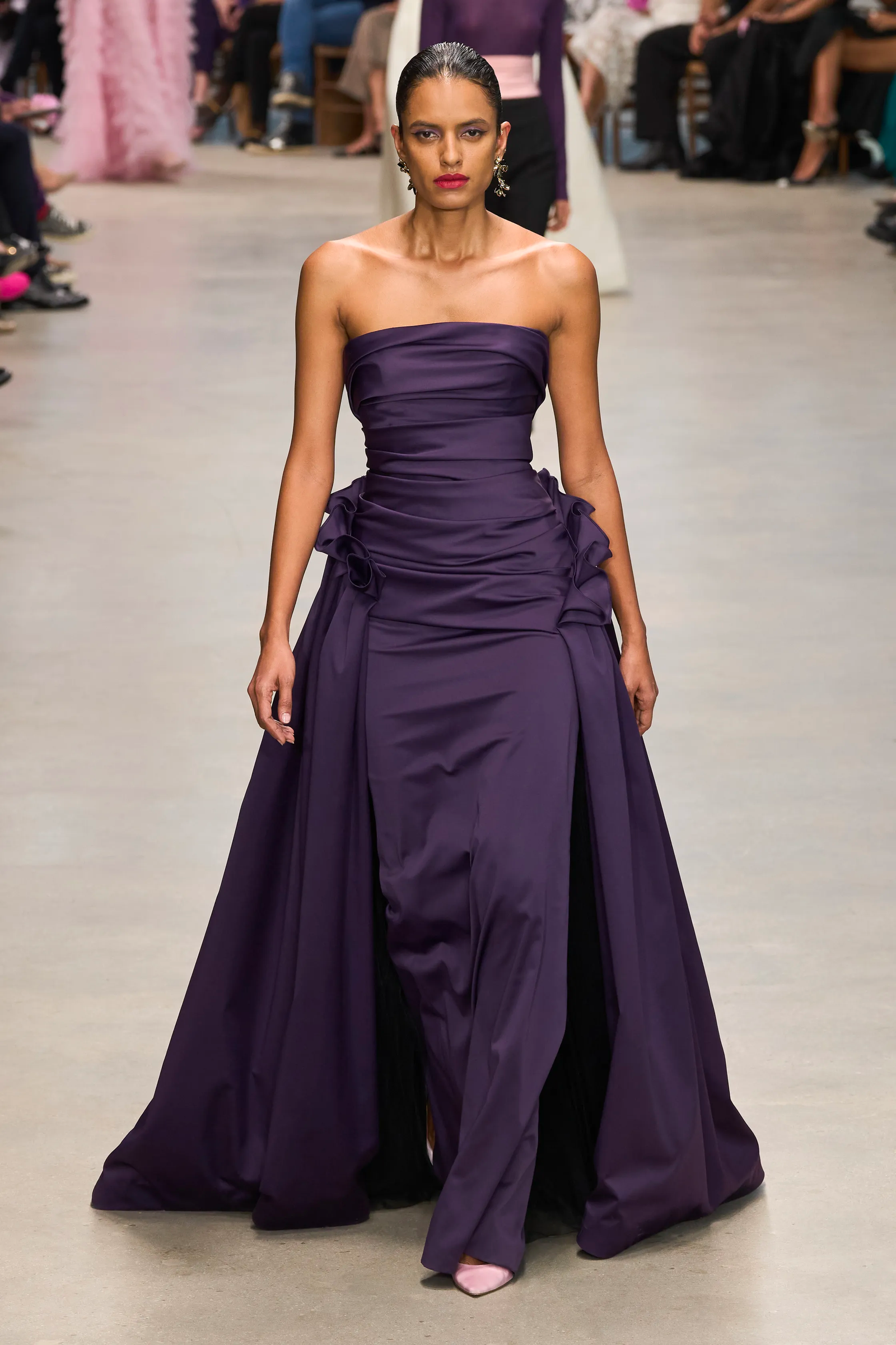 morado un color tendencia de Carolina Herrera otoñoinvierno 20242025