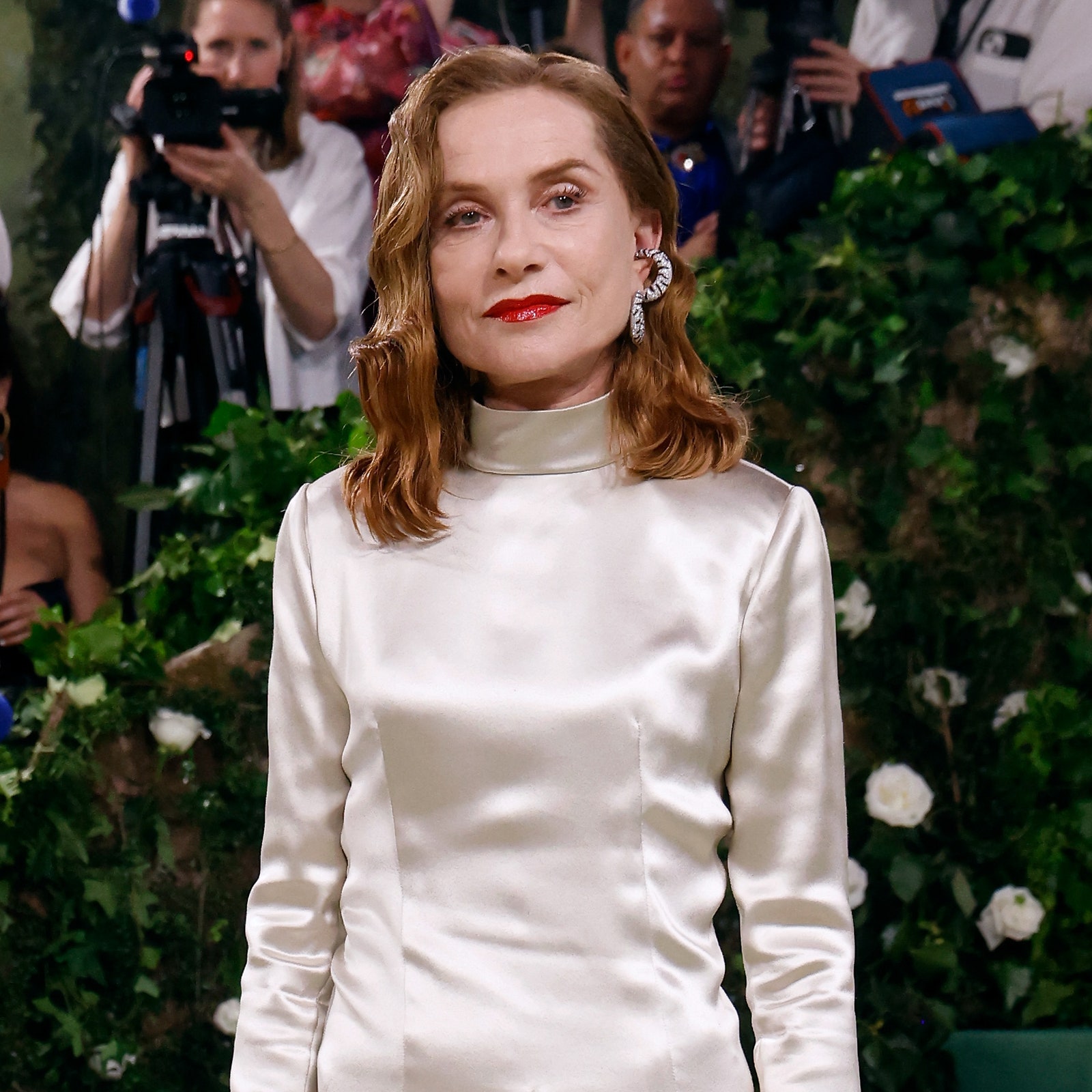 Isabelle Huppert en la Met Gala 2024 volvió a ser fiel al peinado que más favorece a partir de los 60