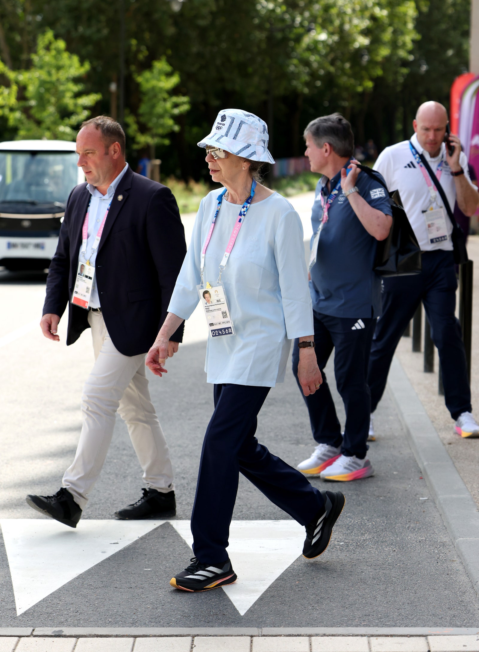 la princesa Ana con gafas de ciclista y bucket hat en los juegos olímpicos 2024