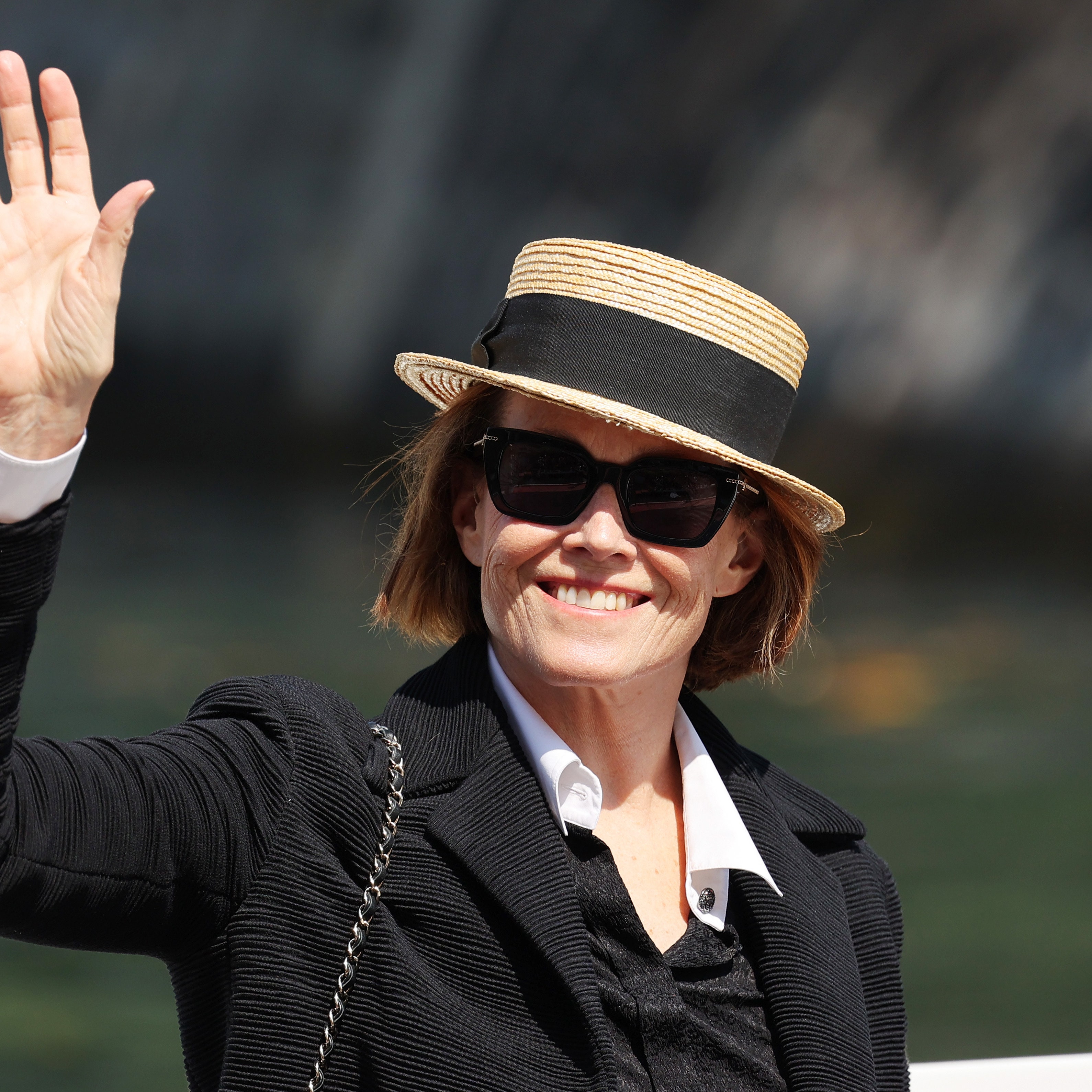 ¿Zapatillas para pisar la alfombra roja? Si es como Sigourney Weaver en el Festival de Venecia, SÍ