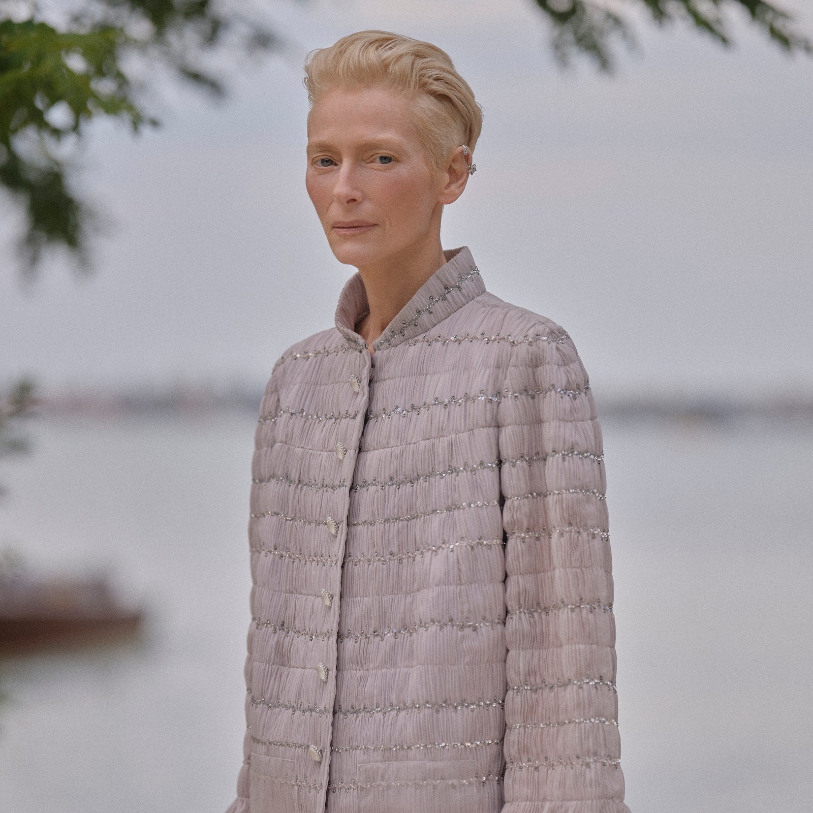 "Esta chaqueta me encantó": Tilda Swinton llevó la sastrería etérea a Venecia