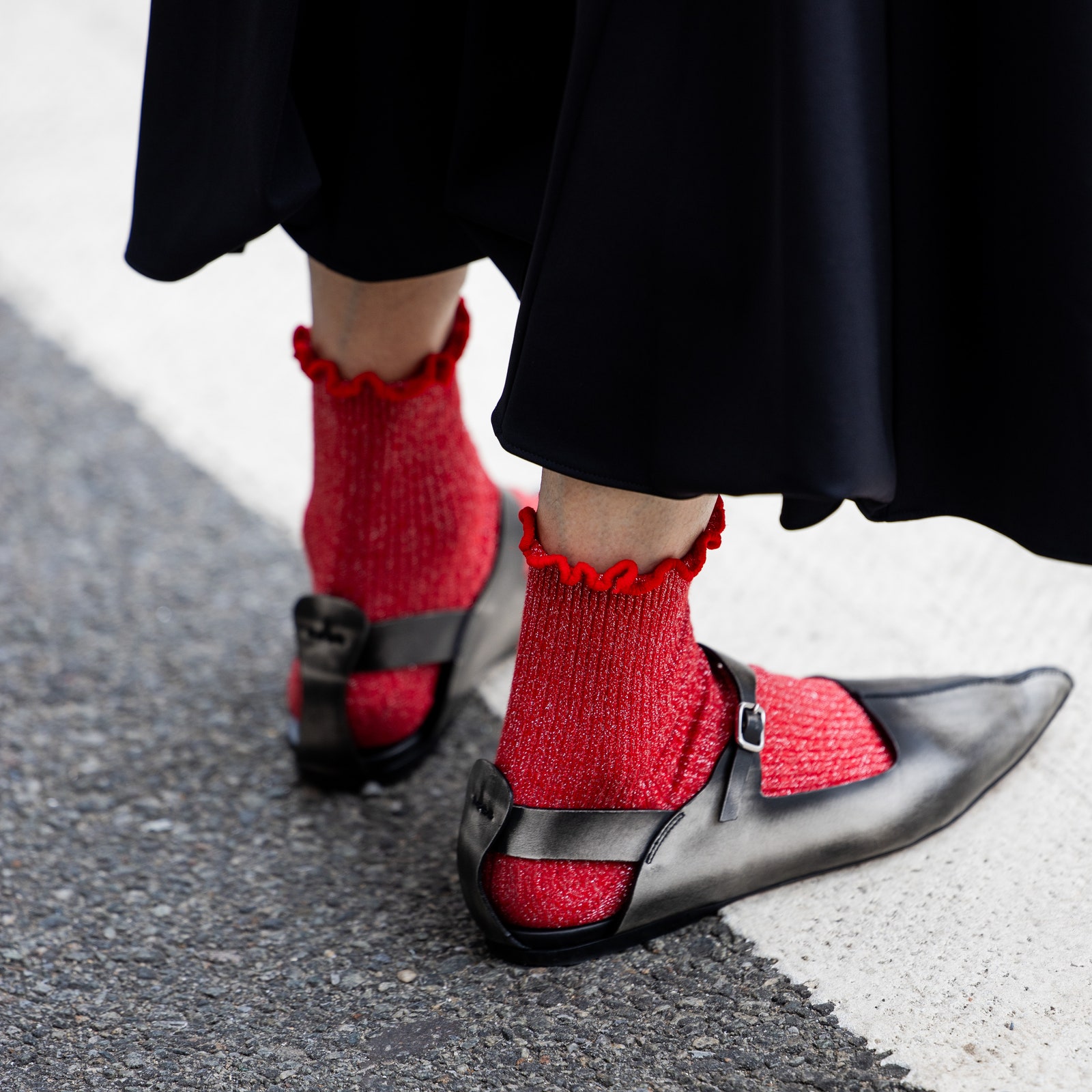 Calcetines rojos, el inesperado accesorio que está despuntando entre las expertas de moda en Nueva York