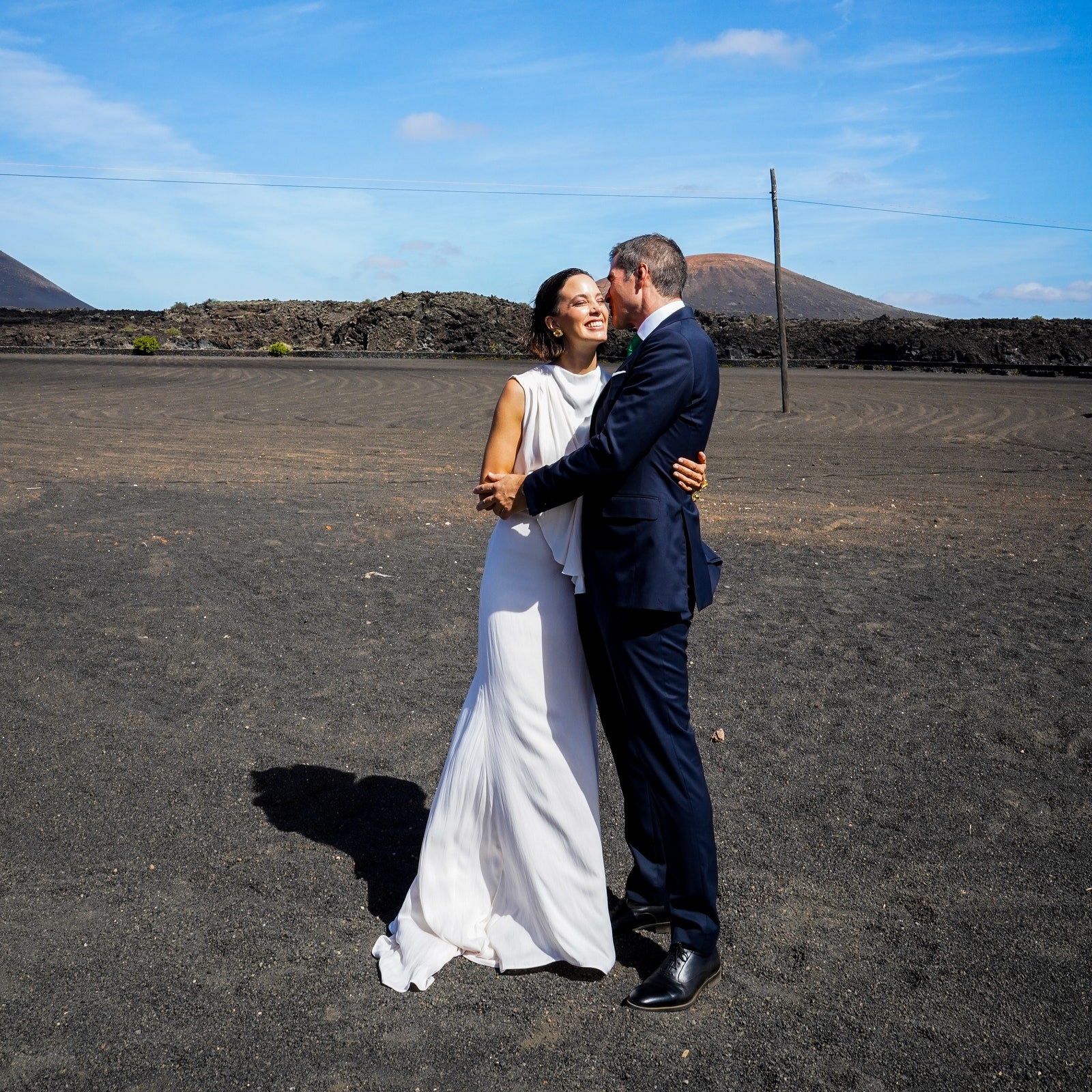 La boda en Lanzarote de Laura y José Juan: una celebración en un 'chaboco' y un vestido de novia de esencia ‘minimal’