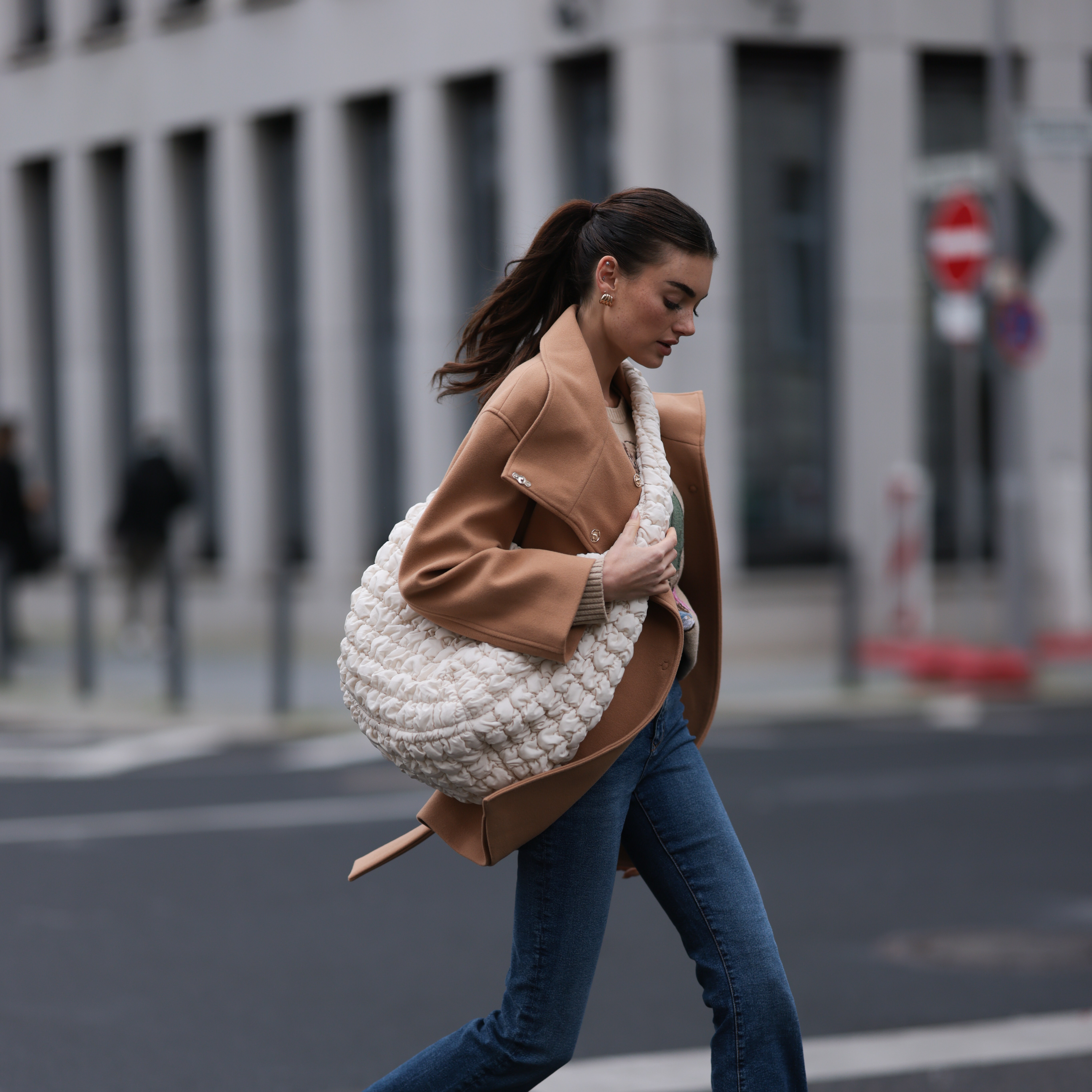 El bolso que siempre veo en el aeropuerto de Madrid es cómodo, ligero y ‘cool’