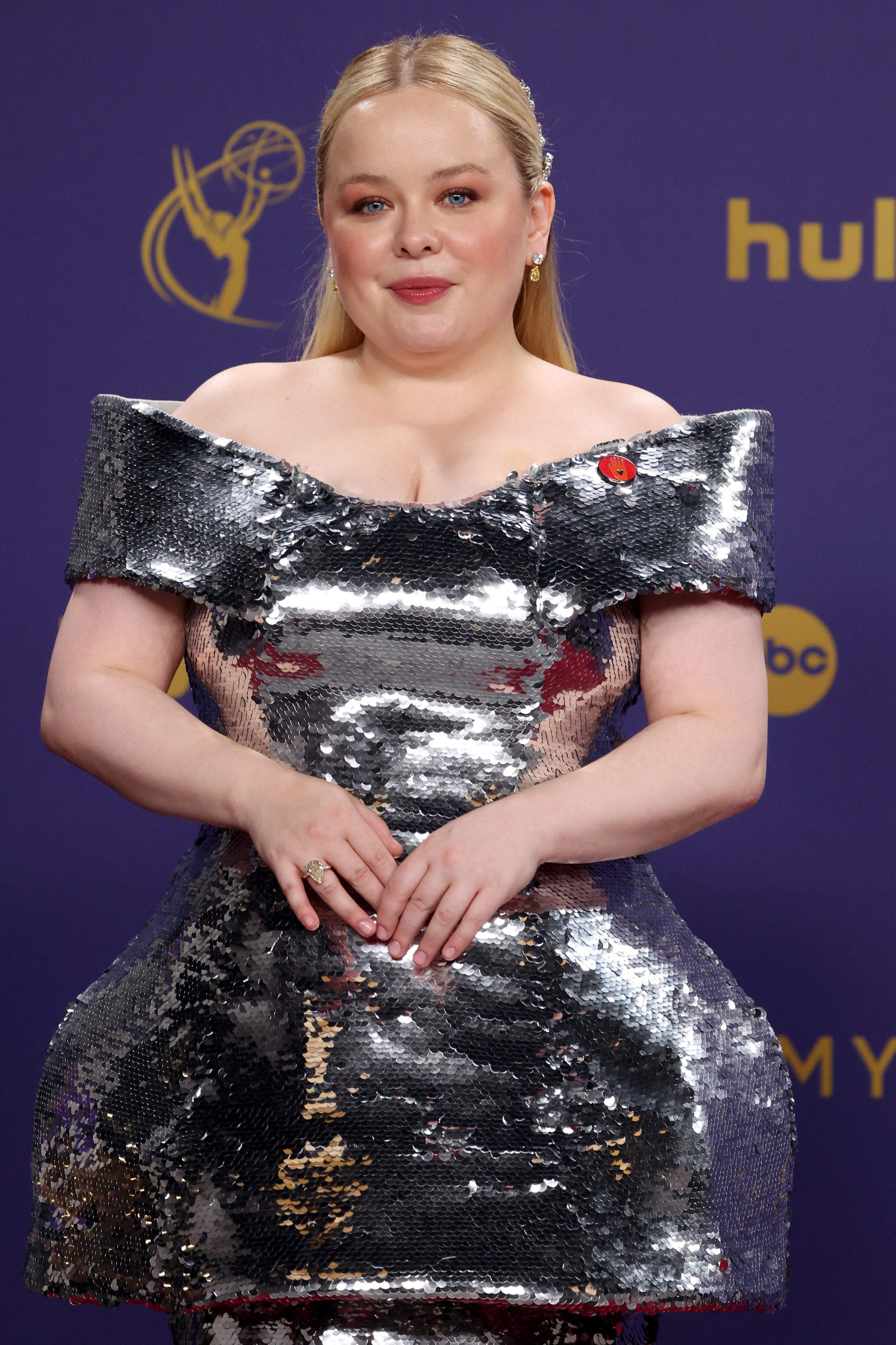 Nicola Coughlan brilla con luz propia sobre la alfombra roja de los Premios Emmy 2024