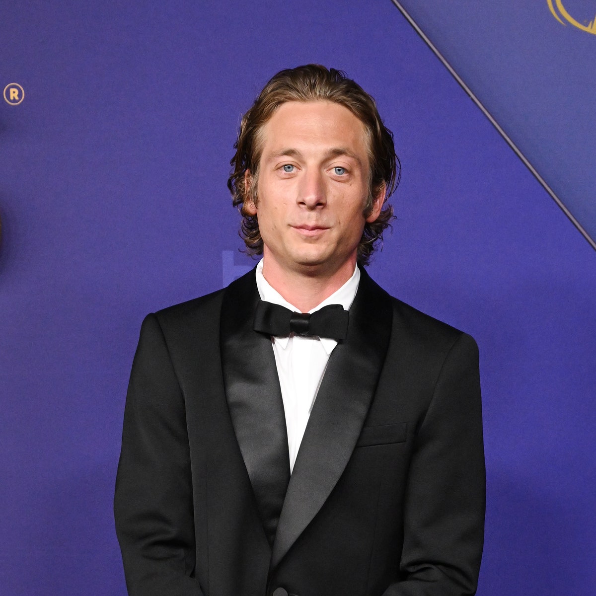 Jeremy Allen White en los Emmy 2024 (o el alegato definitivo en favor del esmoquin clásico)