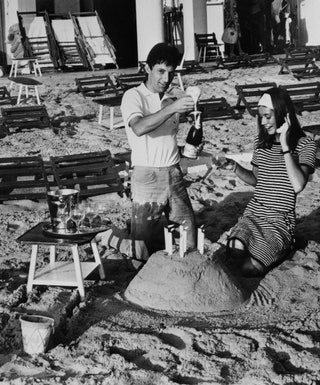 Hugues Aufray et Françoise Hardy sur une plage de Cannes le 26 août 1964