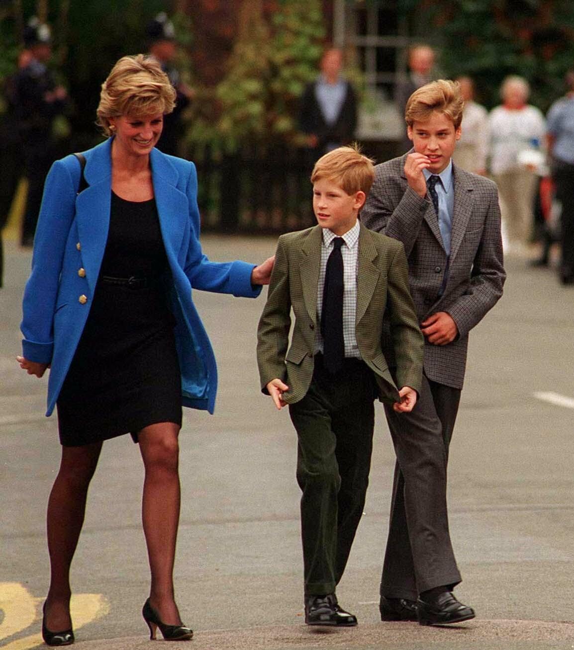 Lady Diana Prince Harry et Prince William à Eton College le 16 septembre 1995 à Windsor.