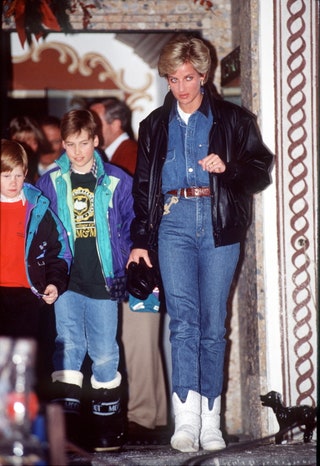 La princesse Diana avec le prince William et le prince Harryde au ski à Lech en Autriche